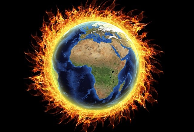 지구가 불타고 있는 사진입니다.