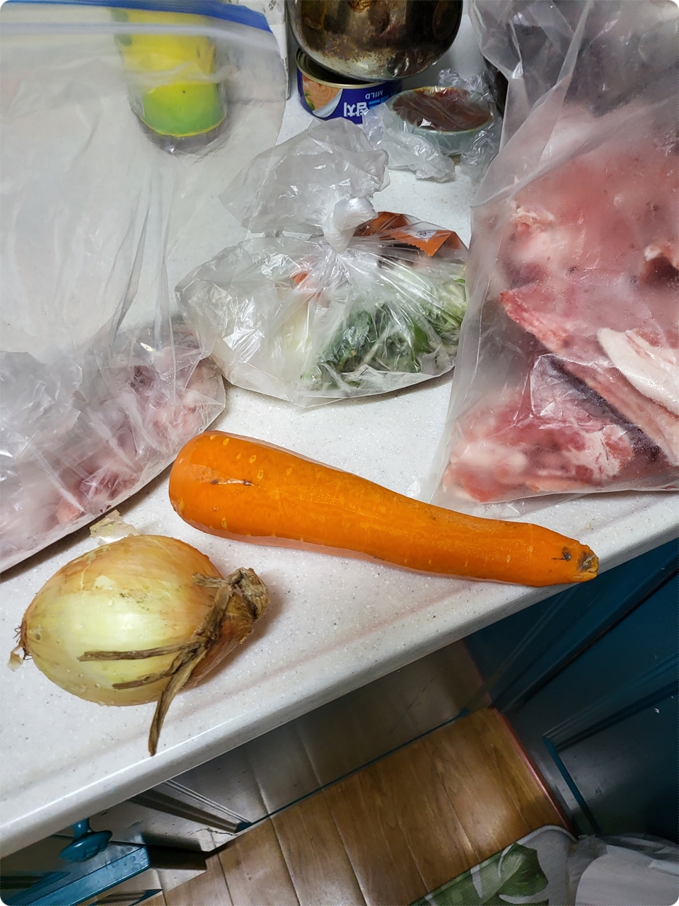 냉장고에 남아 있는 각종 야채와 고기들