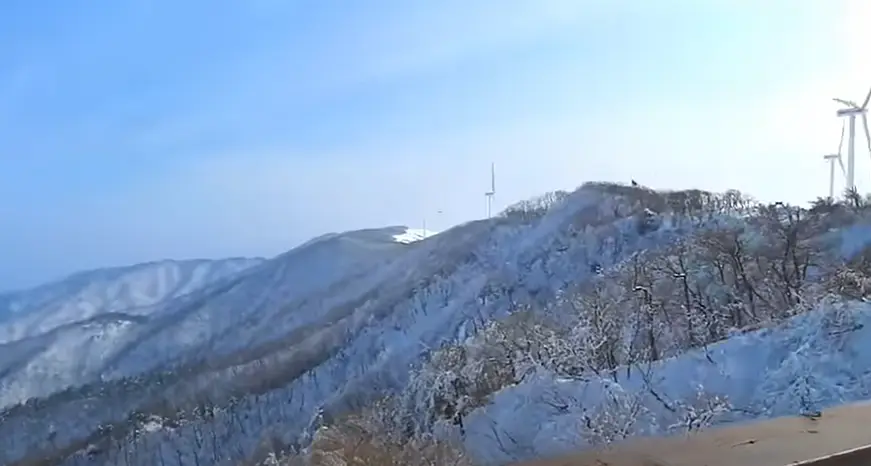 겨울방학 국내 여행지-
흰 눈이쌓인 높은 산봉우리 언덕에 흰 풍차 2개