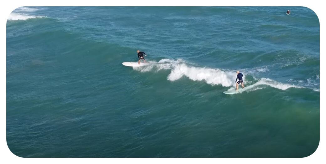 화이트 플레인스 해변 White Plains Beach 서핑하는 사람들을 하늘에서 내려다보며 찍은 사진