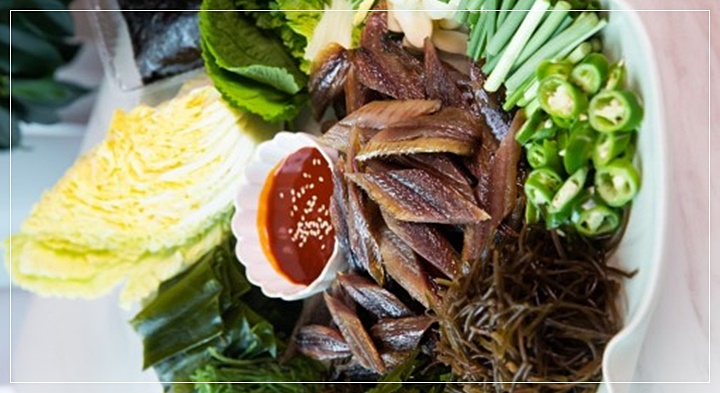 접시에-담긴-다시마-배추-고추-마늘쫑-초장-과메기