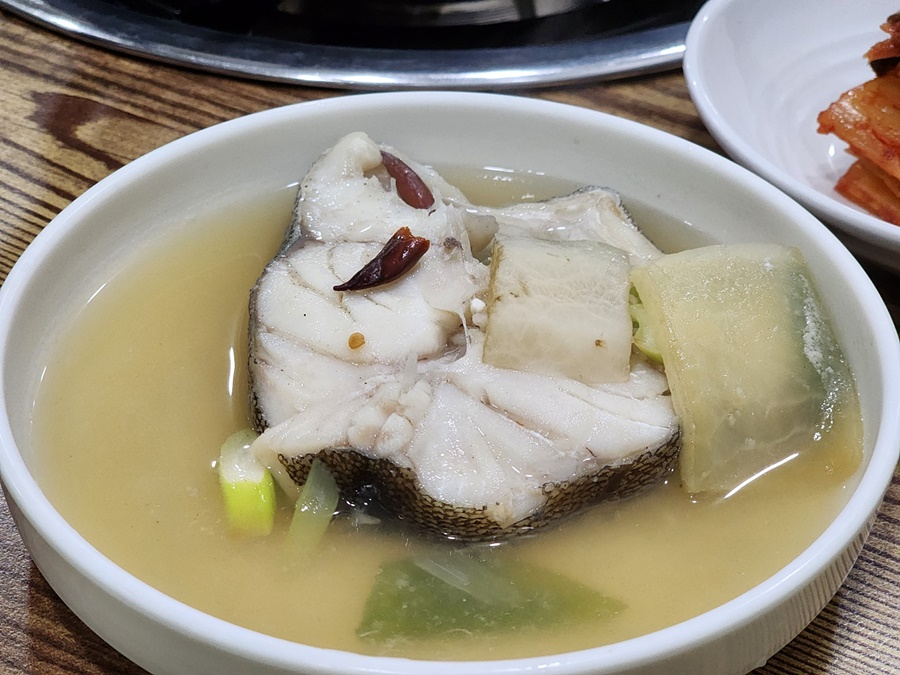 익은 대구살이 그릇에 담겨있다