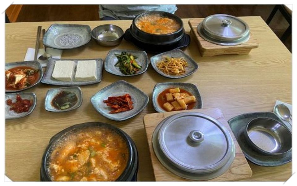 식당위에 음식이 차려져 있다