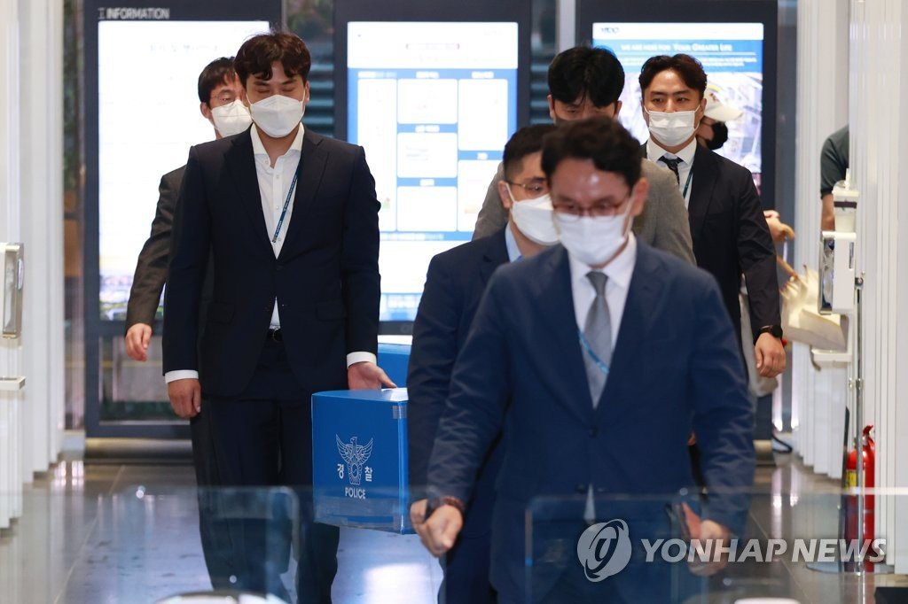  경찰, 서울시 7시간 압수수색…오세훈 선거법 위반 수사
