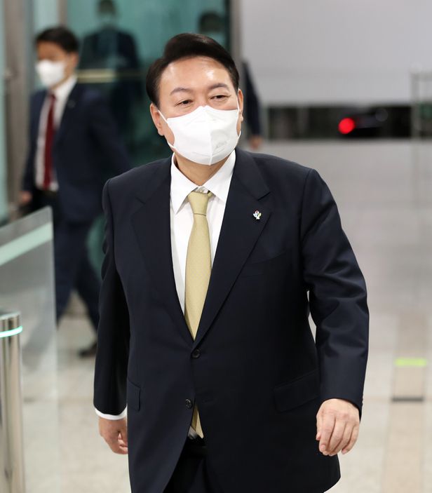  尹, 검찰 편중 인사 논란에 과거엔 민변 출신이 도배하지 않았나 MB 사면 문제엔 언급할 사안 아니다 경제 회계 전공 오랜 세월 금융 수사 과정 금감원 협업 경험 전문가 적임자