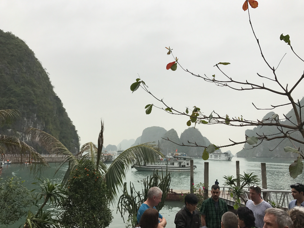 하롱베이 승솟동굴 앞 바다전경