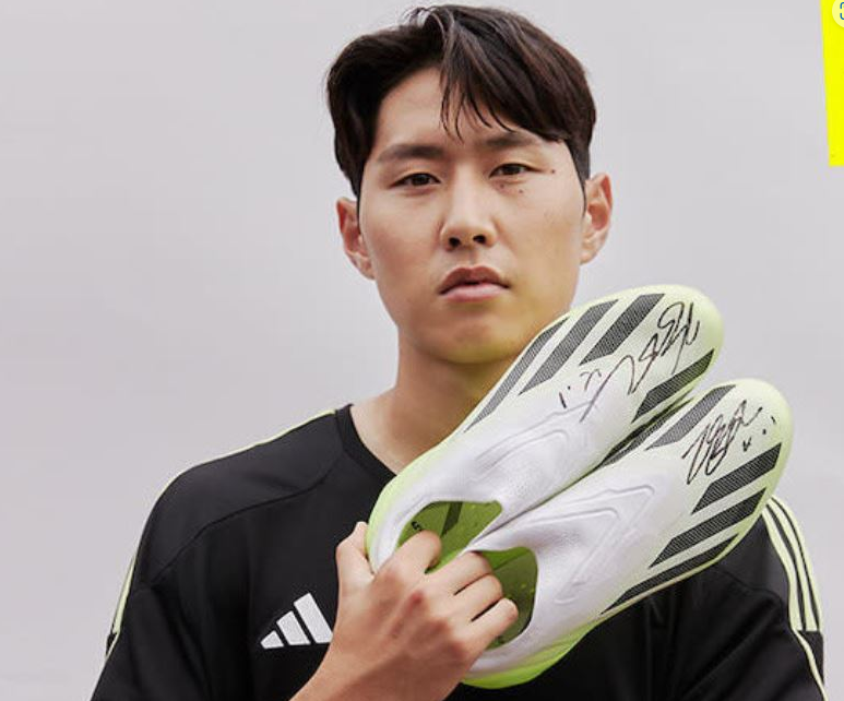 축구선수 이강인 선수가 축구화를 들고 있는 모습