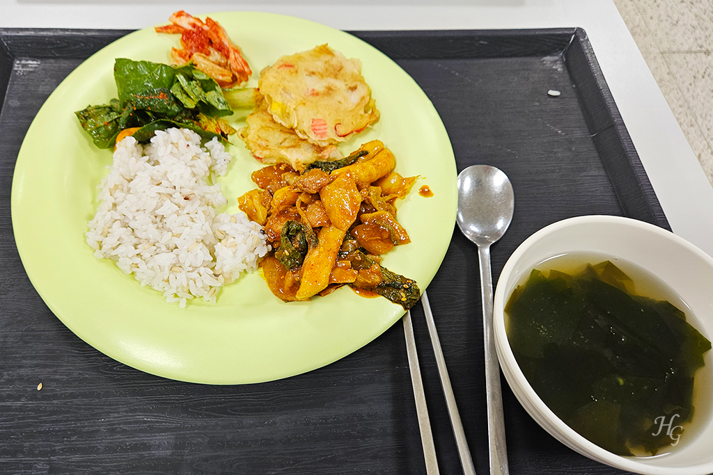 점심 식단 닭갈비 미역국 김치