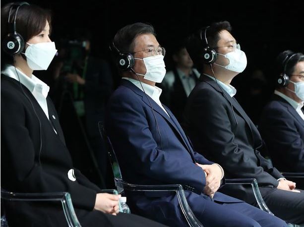  문재인 아카펠라공연 관람..북한군이 우리 국민 죽였는데