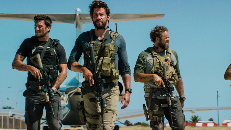 영화 13시간 중 활주로에서 총을 들고 있는 민간 용병들의 모습이다.