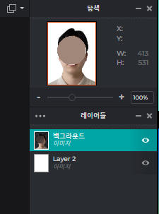 본인의 모습이 흰색 배경 앞에 나타난 모습