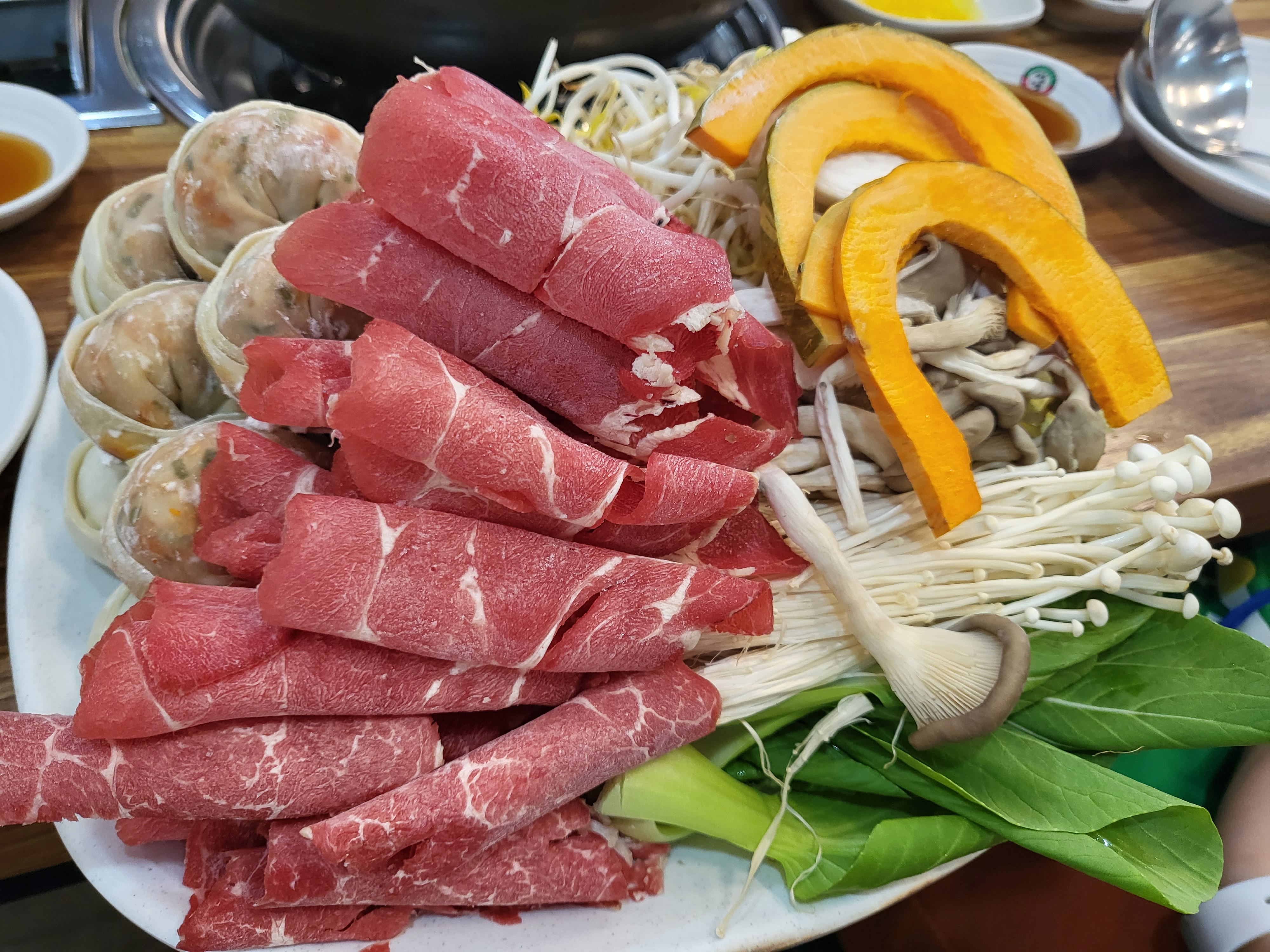 만두전골 나온 사진인데 샤브샤브처럼 끓는 육수에 넣어서 먹는 개념이다