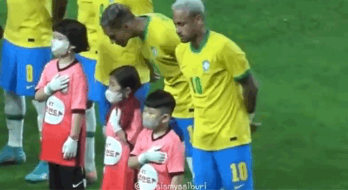 애국가 제창 때 왼손 올린 아이 네이마르 대처는? 서울월드컵경기장에서 열린 남자 축구 국가대표팀 친선경기 한국과 브라질의 경기 옆에서 지켜본 하피냐도 자신의 앞에 있는 여자 아이가 ..