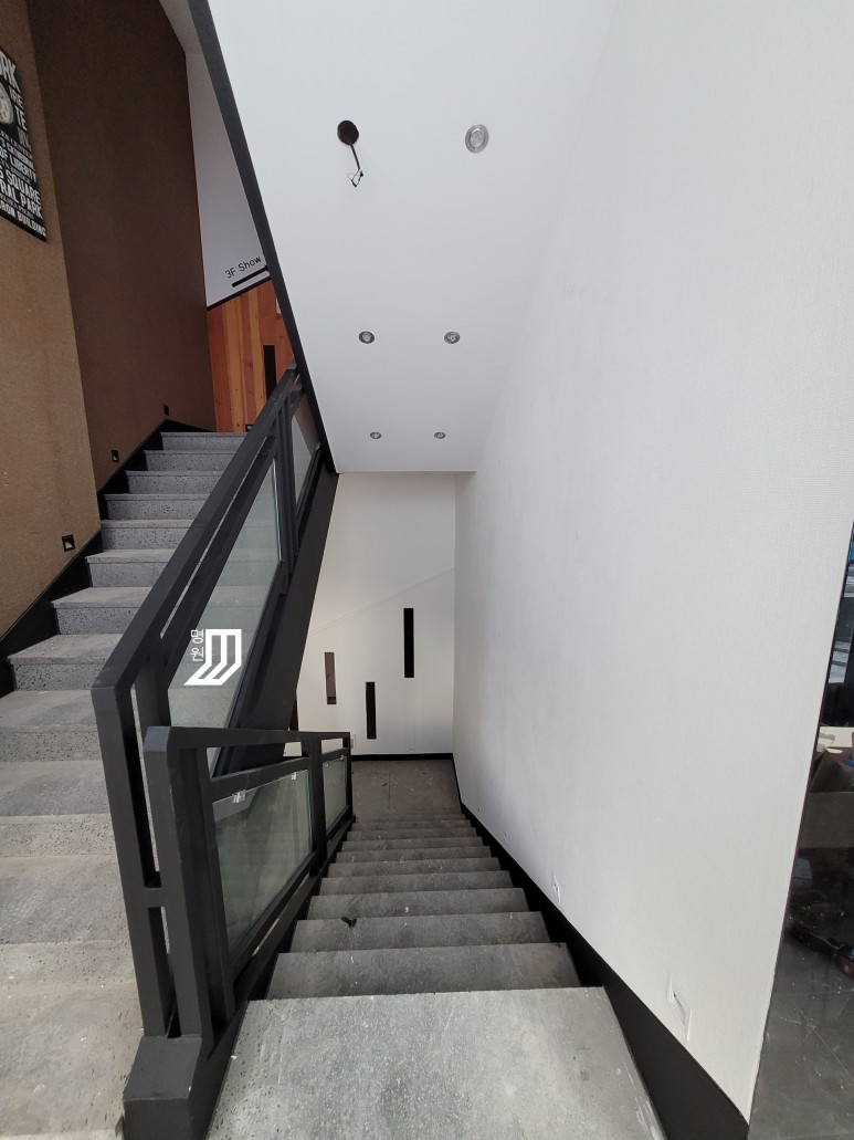 광주 인테리어 업체&#44; 김경식 민물장어 백운점 계단 도장 작업