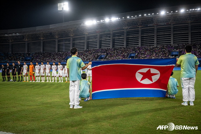  북한 남자축구, 일본에 패배 후.... '충격' 추태... 日스태프 향해 손찌검 위협