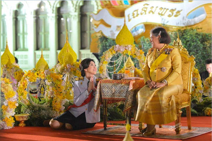 태국 왕족을 대하는 모습