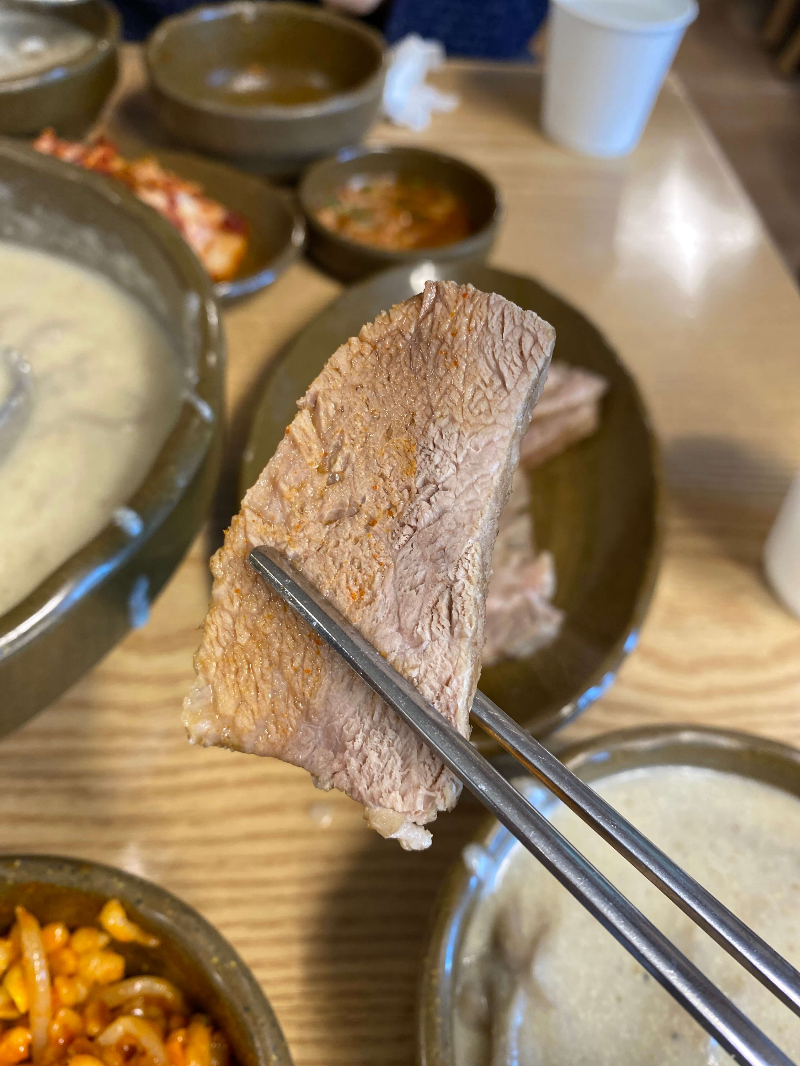 서울 엘림들깨수제비칼국수의 수육 한점이다. 