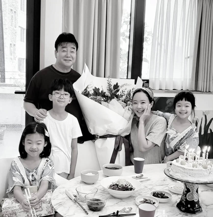 남성과여성-어린남성아이와-두명의-어린여자아이의모습
