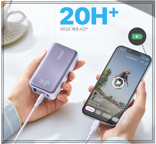보라색-Anker-보조배터리가-스마트폰과-연결되어-있으며-화면에는-동영상이-재생되고-있습니다-20시간-이상-비디오-재생-가능이라는-문구가-강조되어-있습니다