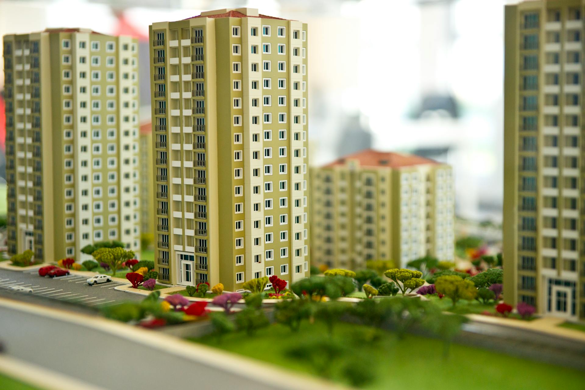 지능형건축물(Intelligent Building Systems, IBS)은 첨단 기술을 활용하여 건물의 운영과 관리를 자동화하고 최적화하는 시스템을 갖춘 건축물을 의미합니다.
