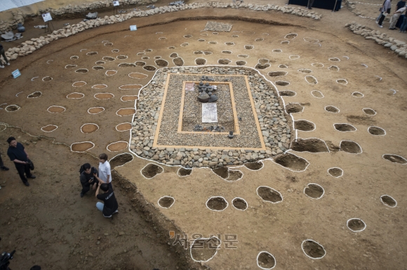 4일 경북 경주에서 공개된 쪽샘 44호분 전경. 이 무덤은 지난달 1350일간의 발굴조사를 마쳤다