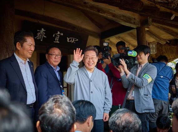 이재명-후보가-청중사이에서-유세중이다
