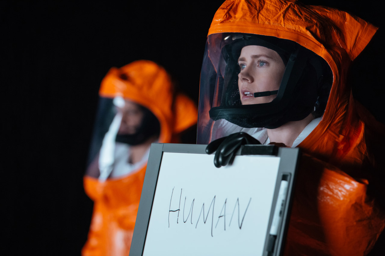 영화 컨택트의 주인공 루이스 뱅크스(에이미 아담스)가 외계인과 소통하는 모습이다.