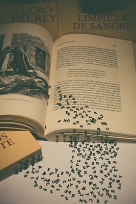지적장애-책에서 글자가 떨어지는 사진