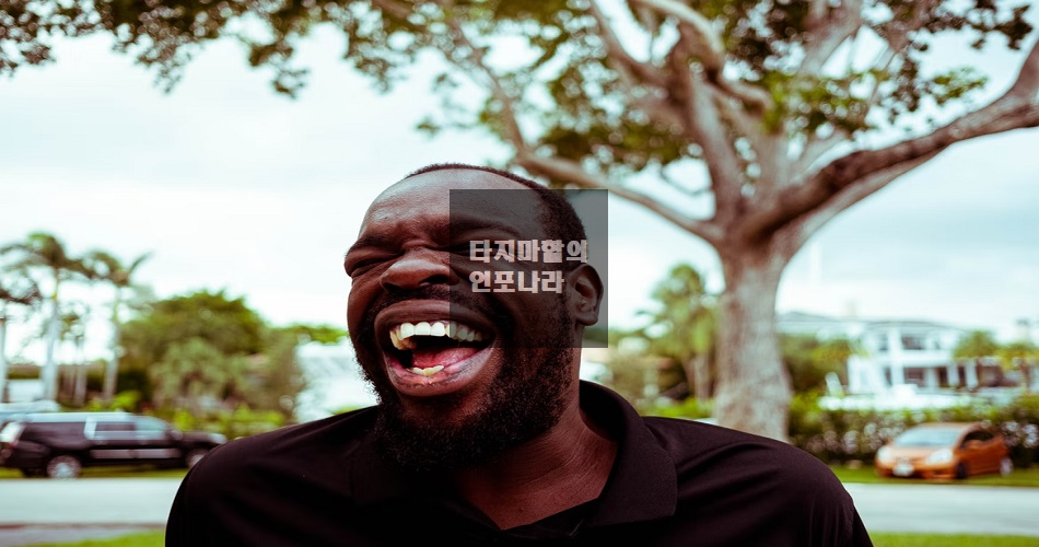 흑인-남자가-웃고있는-사진