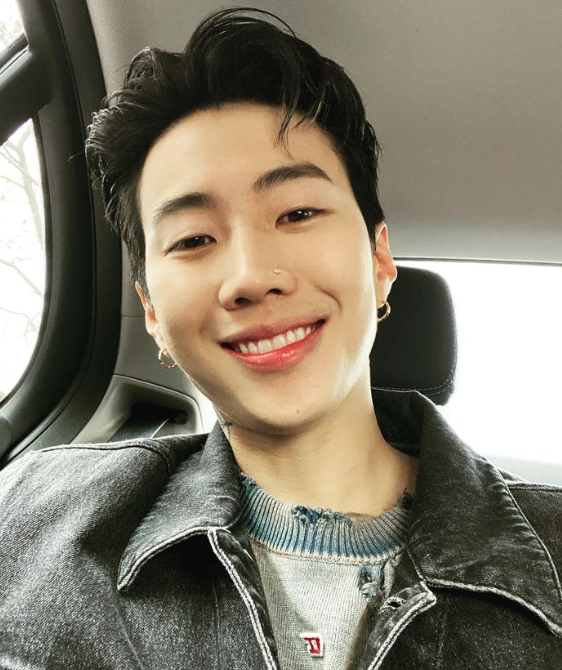 박재범-차안에서-웃고-있는-모습