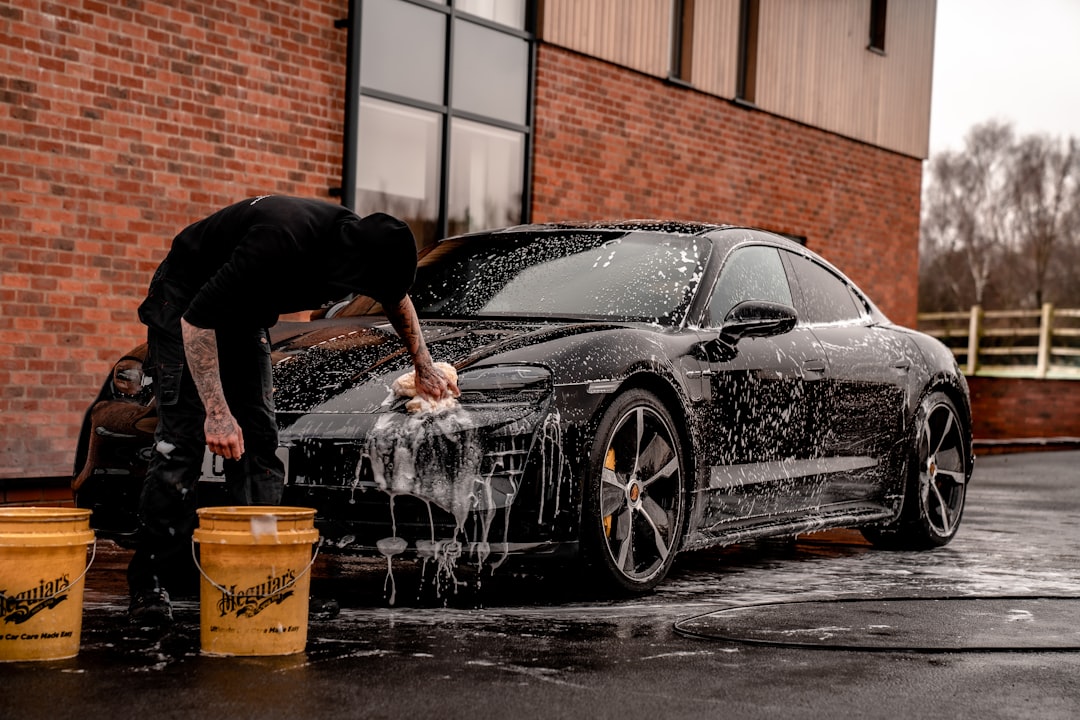 '세차'를 영어로 번역하면 'car wash'입니다.
