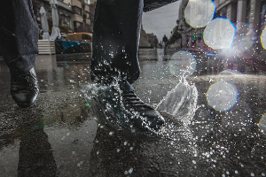 Tips for Quickly Drying Wet Shoes Without Odor During Humid Monsoon Season.