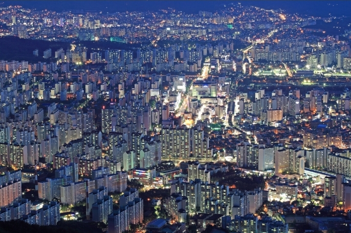 서울의 저녁 전등속 아파트 숲 광경