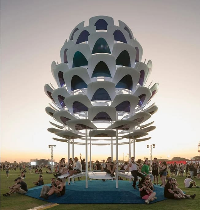 아르헨티나 롤라팔루자 축제에 재사용된 차량 후드 95대 95 reused car hoods form pine cone-shaped installation to backdrop lollapalooza festival