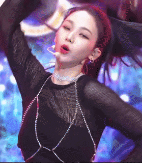  에스파 카리나 뮤뱅 형광색 바지팬츠 움짤 gif