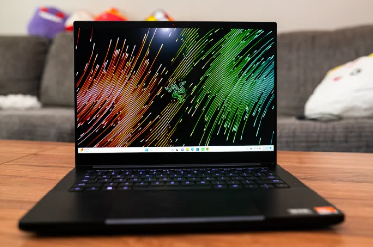 커피 테이블 위에 놓인 Razer Blade 14 (2023).