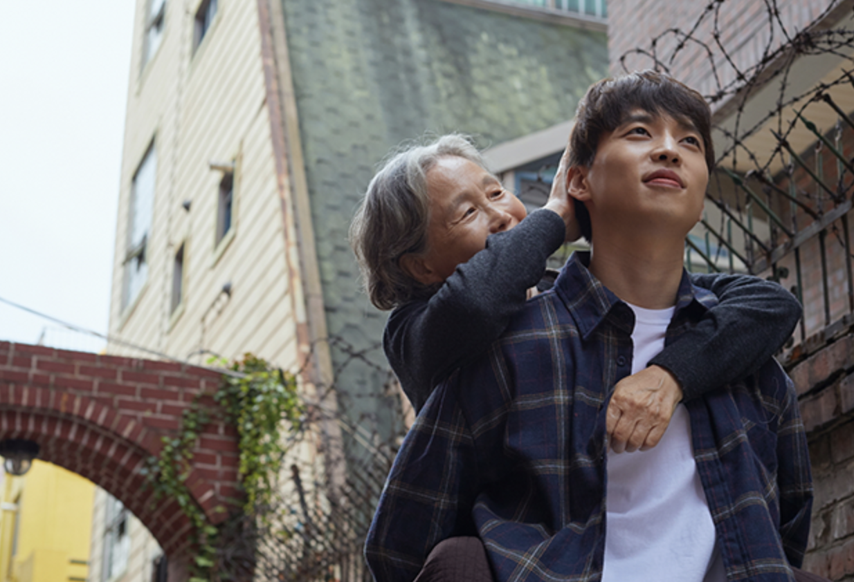 노인-업고가는-청년
