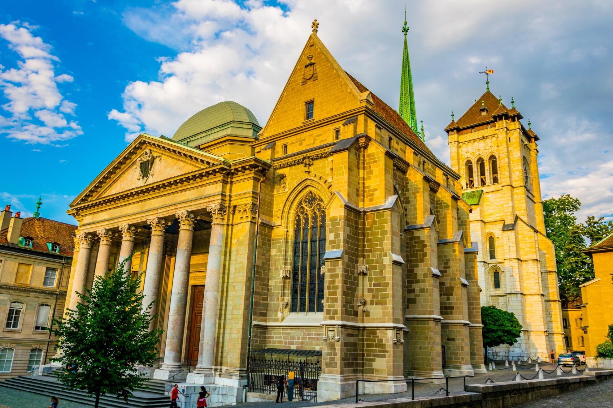 제네바 구시가를 대표하는 성 피에르 대성당은 여러 차례의 재건축을 통해 다양한 건축 양식을 갖춘 건물입니다