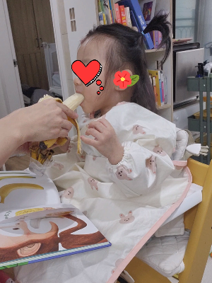 바나나 먹는 아기