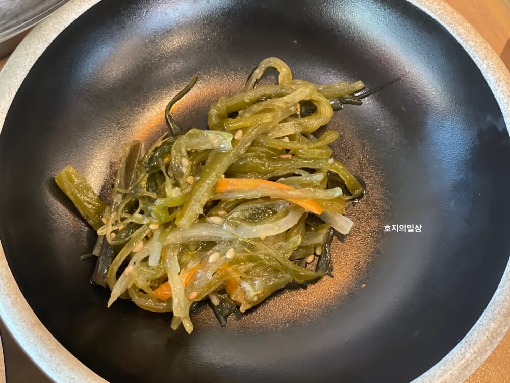 아산 곡교천 맛집 꽁당보리밥 - 기본찬 미역줄기