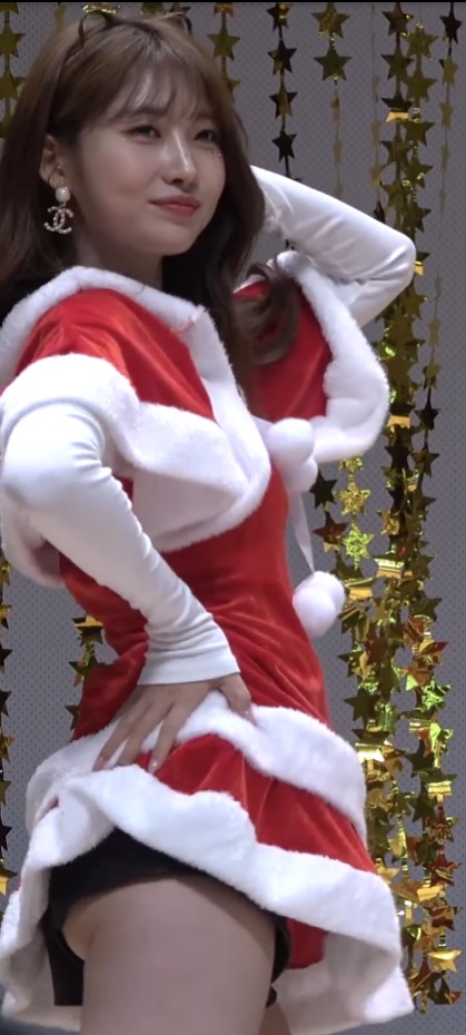 아이돌-idol-kpop-가슴-가슴골-슴골-boobs-cleavage-midriff-엉덩이-엉밑-엉밑살-butt-섹시-몸매-body-sexy-허벅지-thighs-도끼-cameltoe-nsfw-legs-cheeks-에버글로우-시현-everglow-sihyeon
