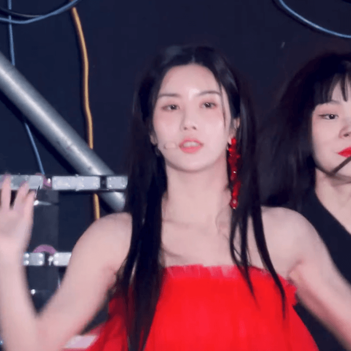  권은비 레드 오프숄더 원피스 움짤 (221009 파워풀 대구 K-POP 콘서트)