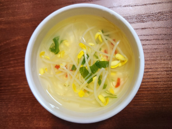 완성된 콩나물국
