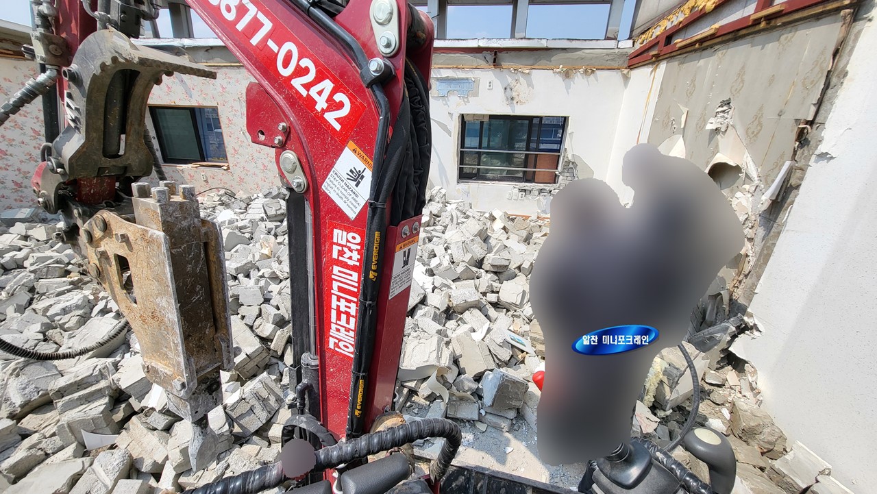배전반 주변은 현장 확인 후 철거 진행