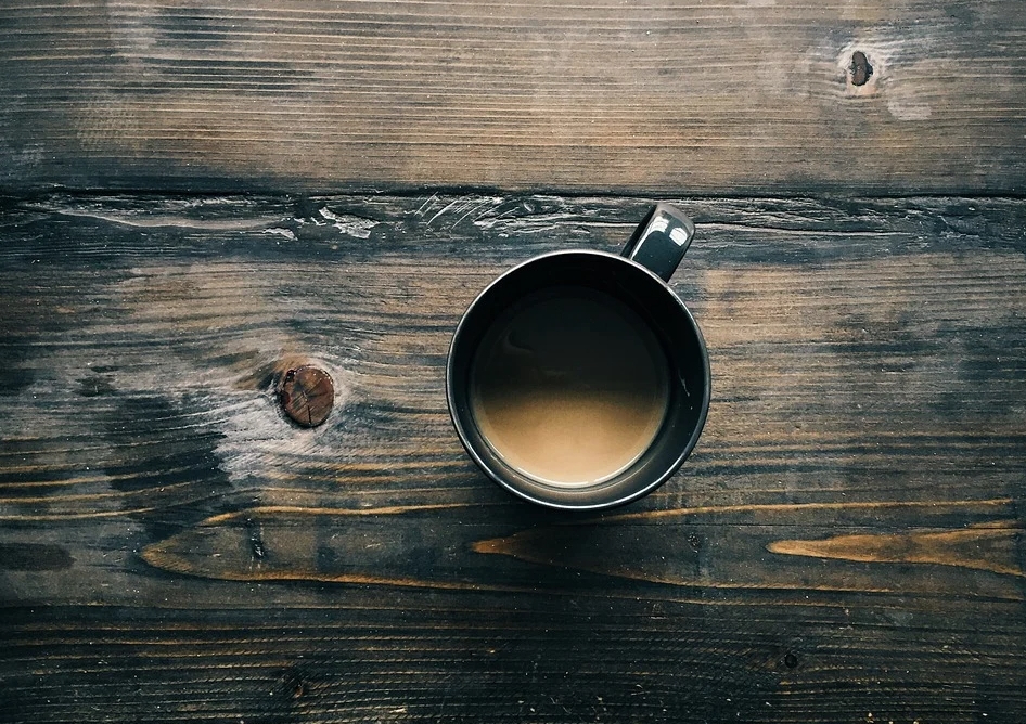 디카페인 커피가 담기 커피잔 사진