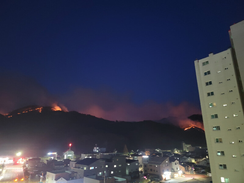 밤이되니 산불이 더 잘보입니다
