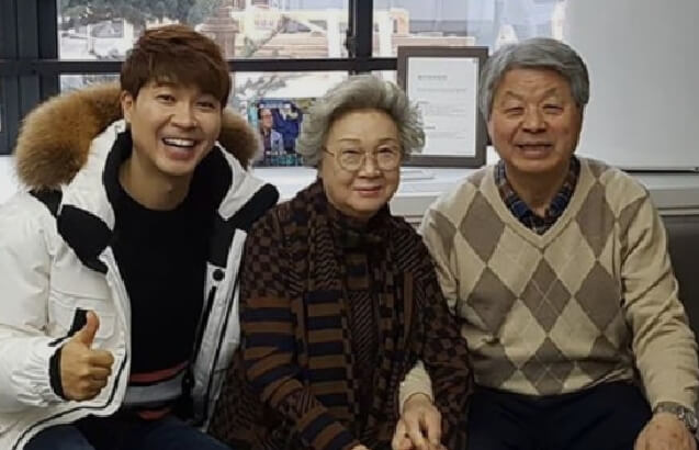 박수홍과 친어머니 친아버지 가족 사진&#44; 미소 짓는 모습.