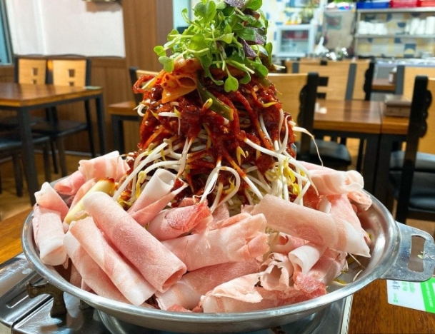 푸짐한 식당 이미지