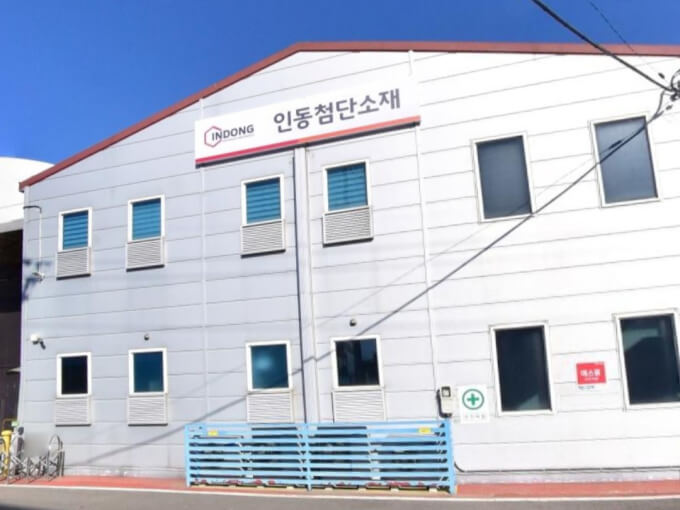 기업의-건물이-보이고-있습니다