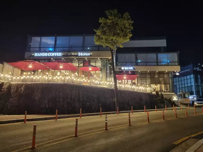 핸즈커피 수성못점 전경입니다.